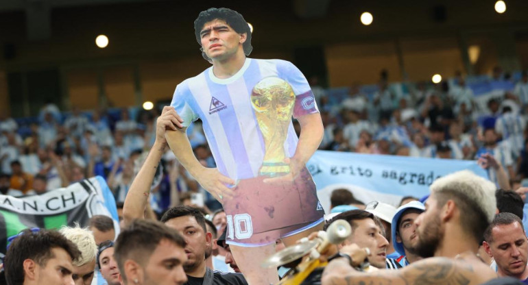 Los argentinos ovacionaron a Maradona en el minuto 10. Foto: Reuters.