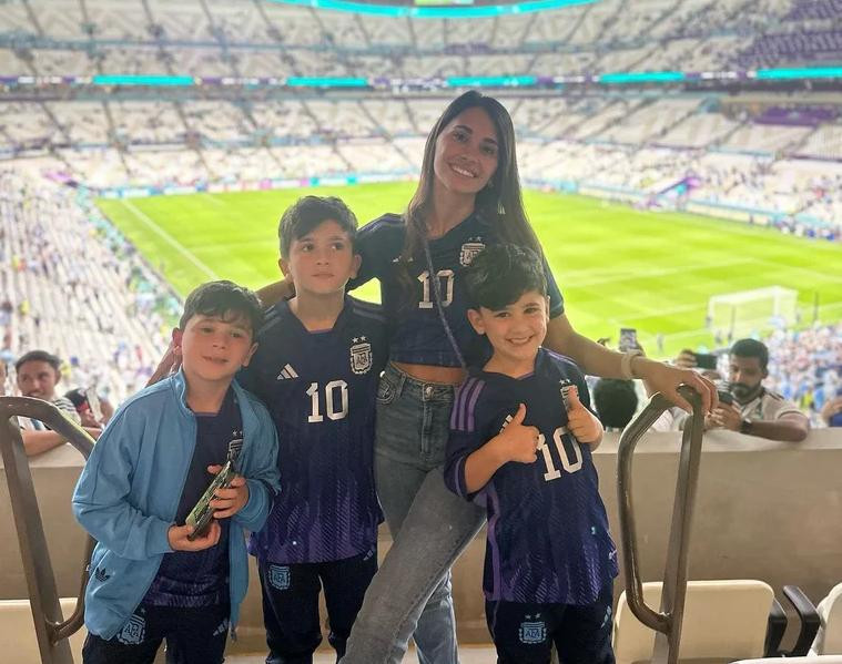 Antonela Roccuzzo junto a sus hijos Foto: Reuters