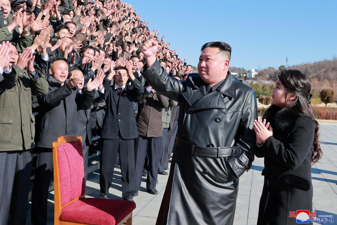 Kim Jong-un y su hija durante un acto. Foto: Reuters.