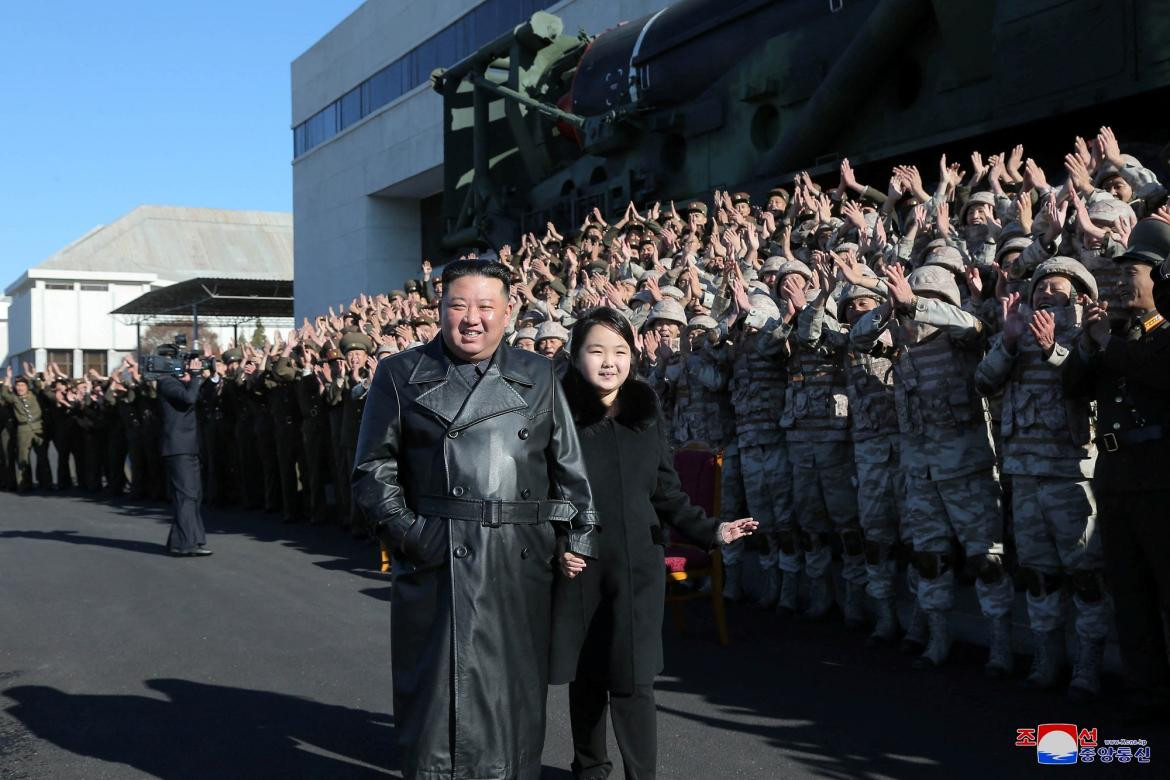 Kim Jong-un y su hija durante un acto. Foto: Reuters.	