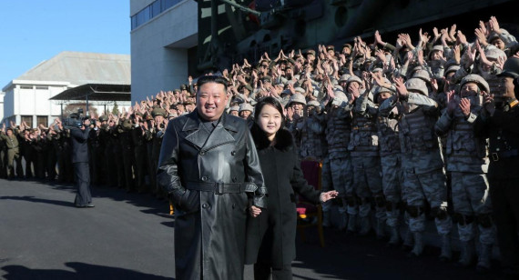 Kim Jong-un y su hija durante un acto. Foto: Reuters.	