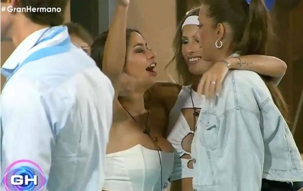 Gran Hermano 2022: beso grupal. Foto: Telefé.