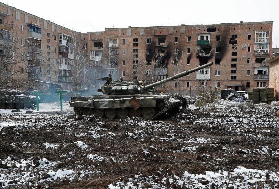 Tanque ruso tras atacar zonas civiles. Foto: NA.