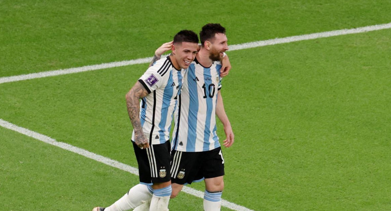 Enzo Fernández y Lionel Messi vs. México; Qatar 2022. Foto: Reuters.