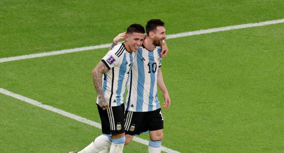 Enzo Fernández y Lionel Messi vs. México; Qatar 2022. Foto: Reuters.