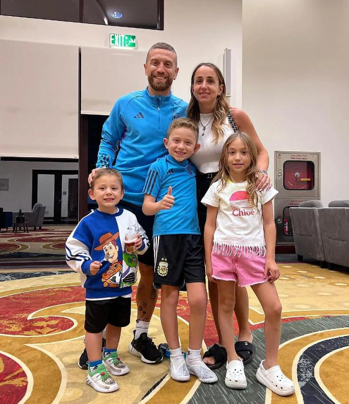 Papu Gómez y su familia. Foto: Instagram.