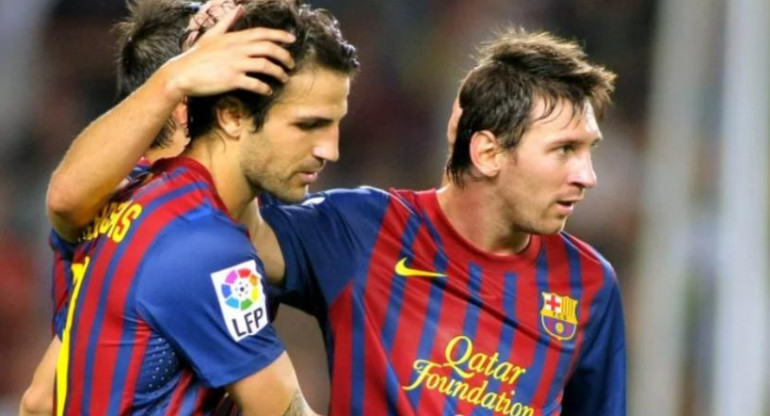 Messi y Fábregas fueron compañeros en el Barcelona. Foto: NA.