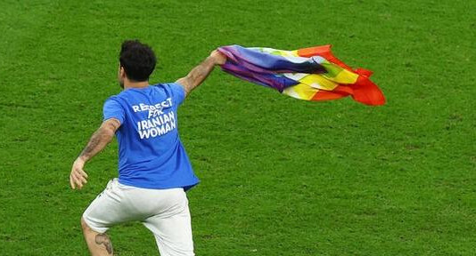 El hincha que ingresó con una bandera de LGBT; Portugal-Uruguay; Qatar 2022. Foto: Reuters.