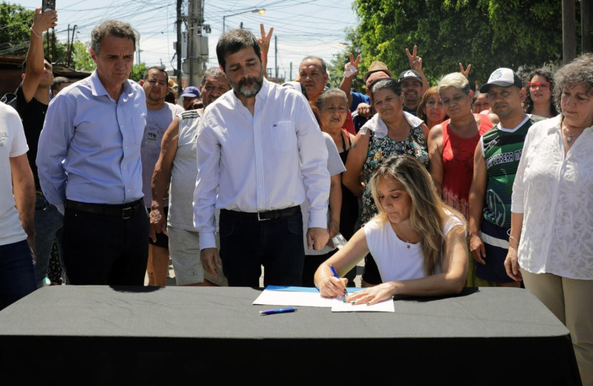 Galmarini, Katopodis y Moreira firmaron una acuerdo para llevar agua potable al barrio La Rana, de San Martín. Foto: Prensa.