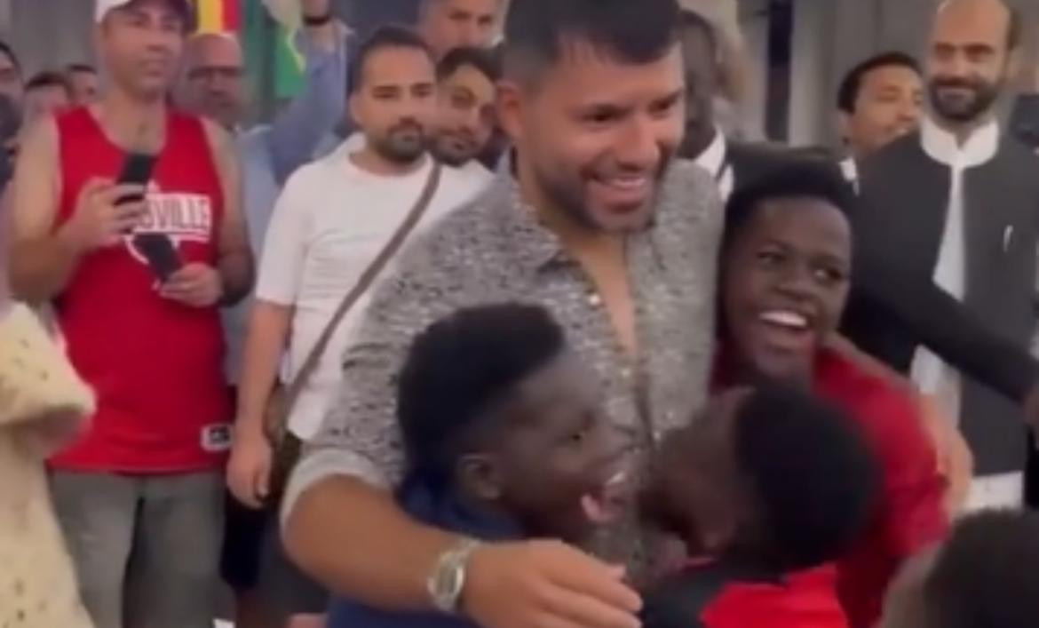 Kun Agüero con los niños ugandeses. Foto: captura.