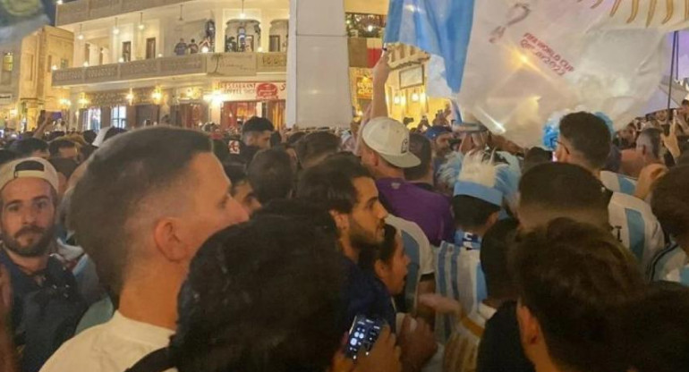 Banderazo argentino en Qatar. Foto: NA.