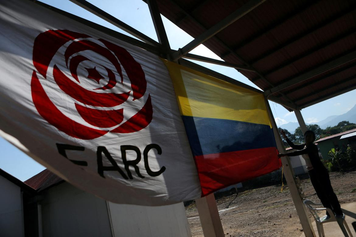 Bandera de las FARC junto a bandera colombiana_Reuters