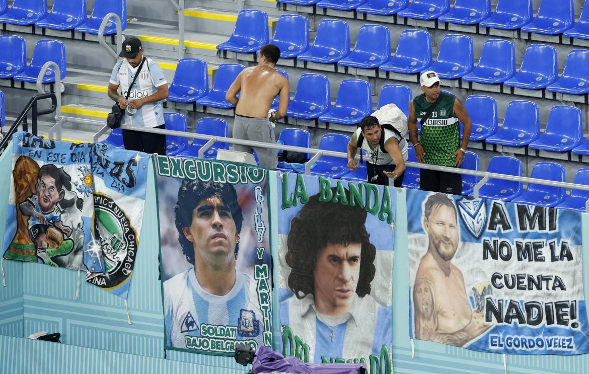 Hinchas argentinos en la previa del duelo ante Polonia por el Mundial de Qatar. Foto: REUTERS.