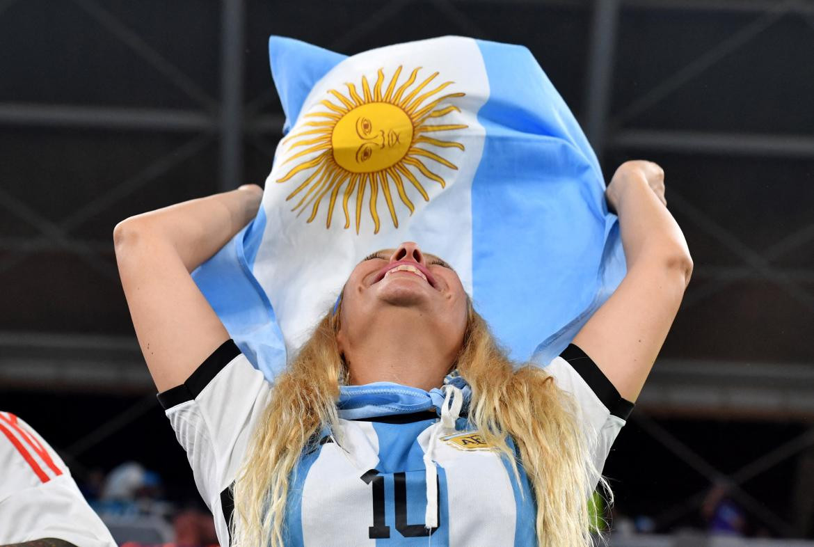 Hinchas argentinos en la previa del duelo ante Polonia por el Mundial de Qatar. Foto: REUTERS.