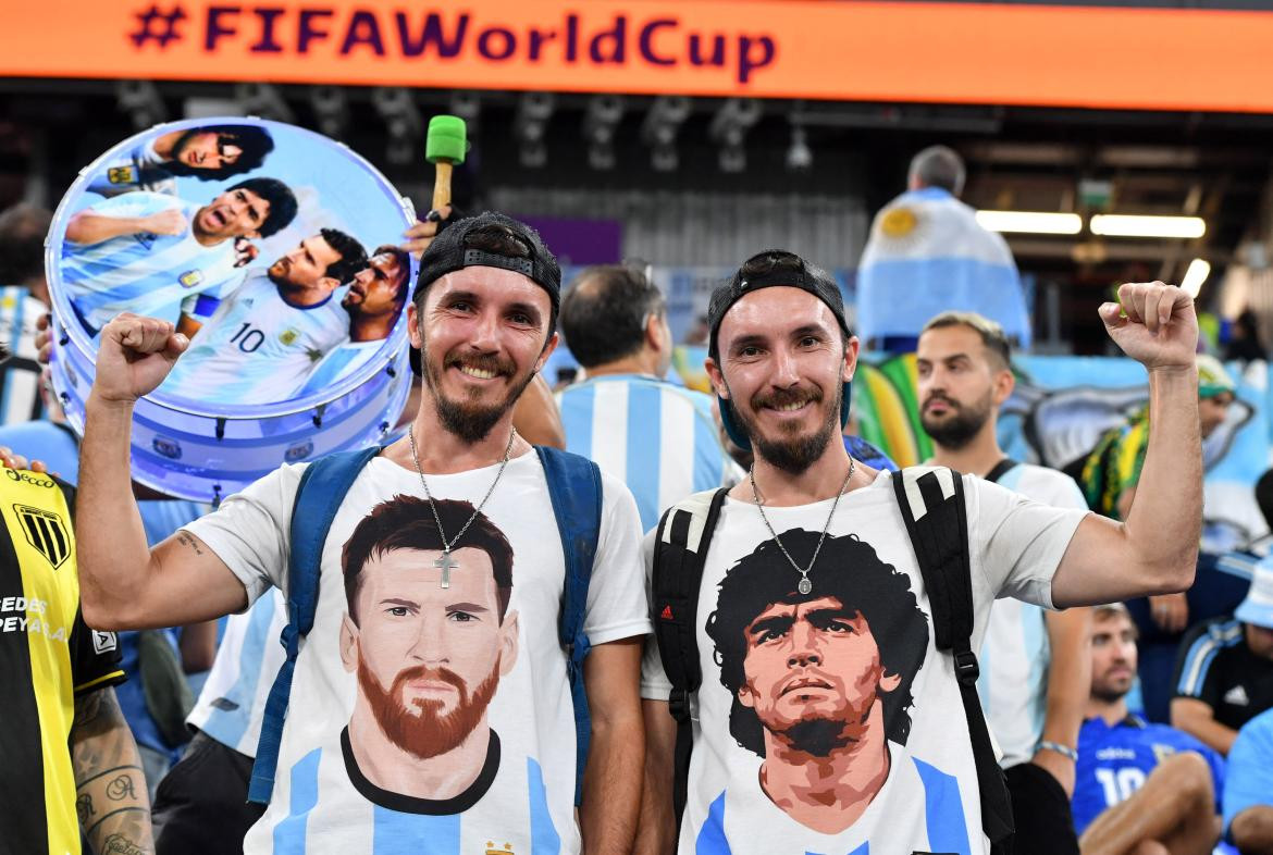 Hinchas argentinos en la previa del duelo ante Polonia por el Mundial de Qatar. Foto: REUTERS.