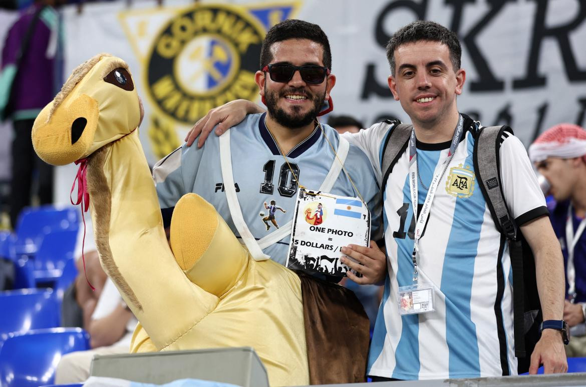 Hinchas argentinos en la previa del duelo ante Polonia por el Mundial de Qatar. Foto: REUTERS.