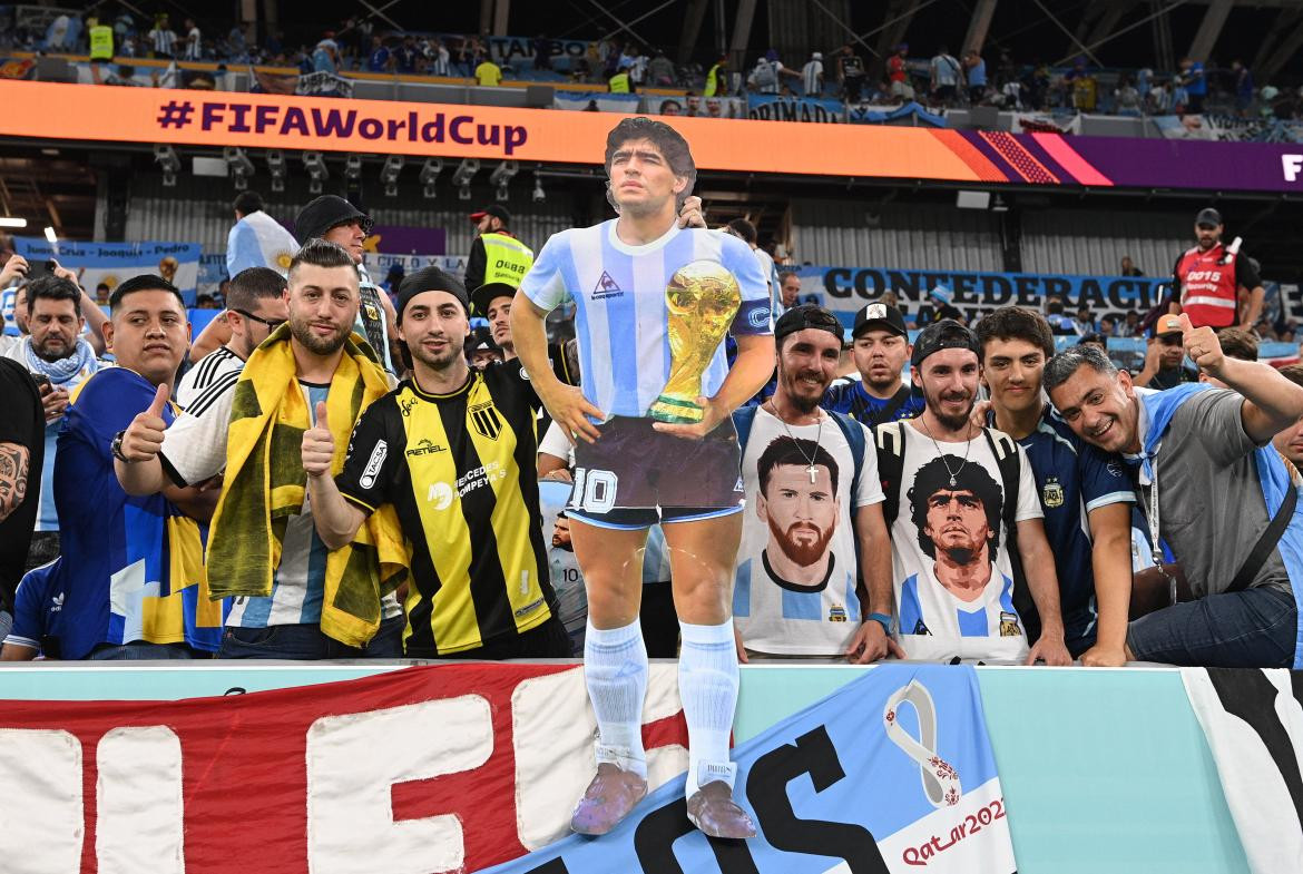 Hinchas argentinos en la previa del duelo ante Polonia por el Mundial de Qatar. Foto: REUTERS.