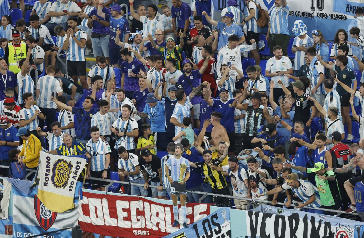 Hinchas argentinos en la previa del duelo ante Polonia por el Mundial de Qatar. Foto: REUTERS.