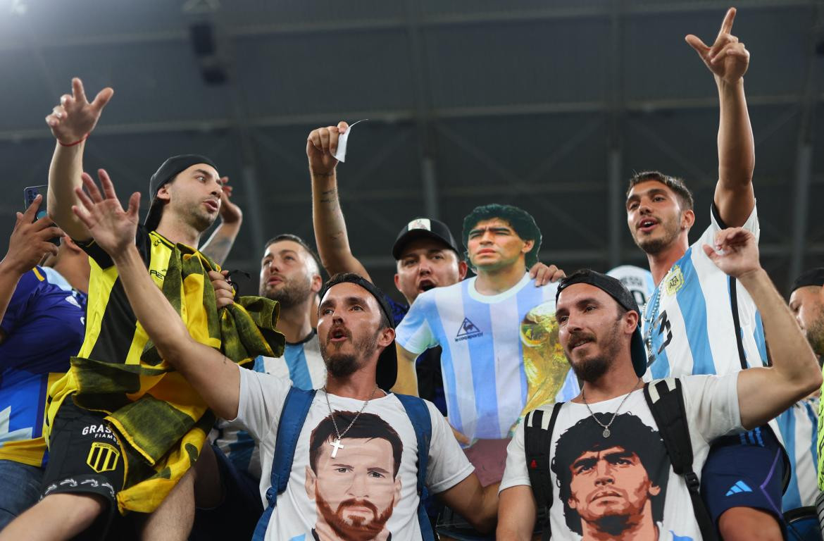 Hinchas argentinos en la previa del duelo ante Polonia por el Mundial de Qatar. Foto: REUTERS.