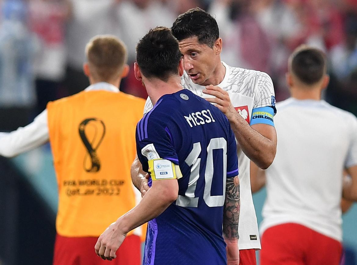 Lionel Messi y Lewandowski en el Argentina - Polonia. Foto: NA.