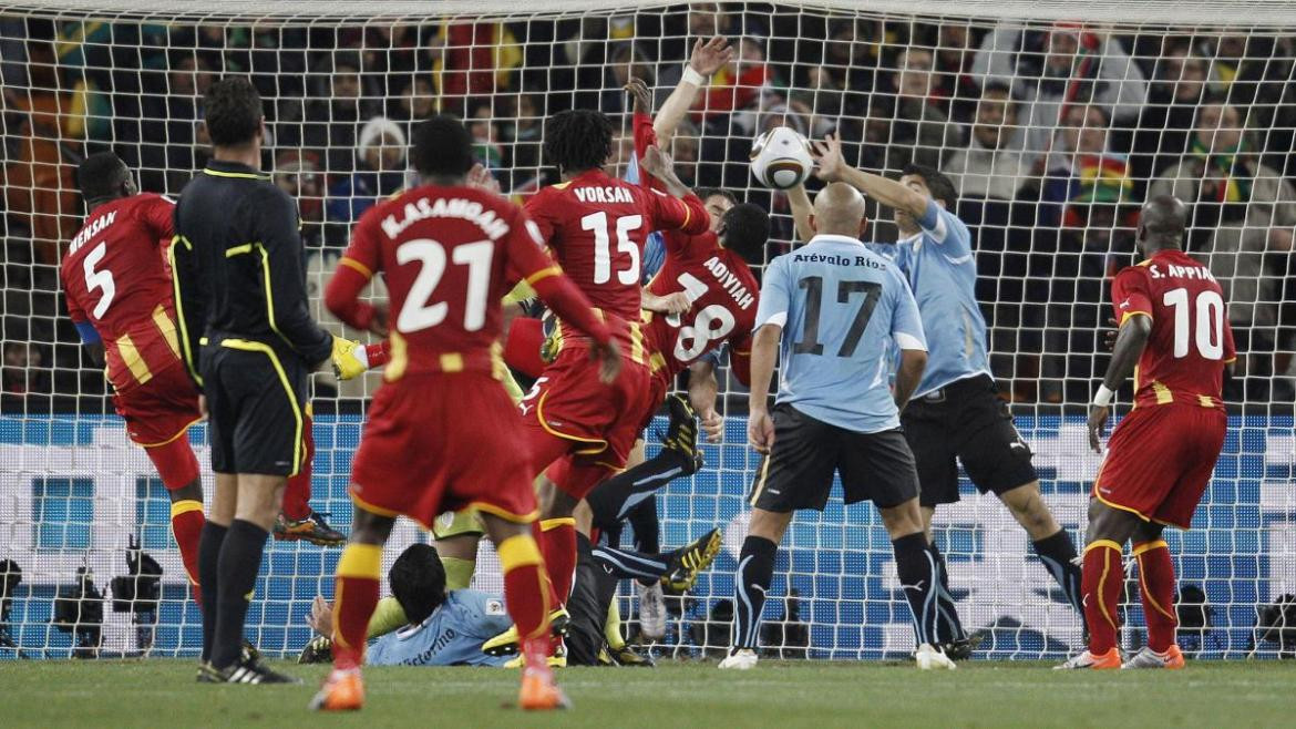 Luis Suárez contra Ghana, Mundial Sudáfrica 2010. Foto: REUTERS
