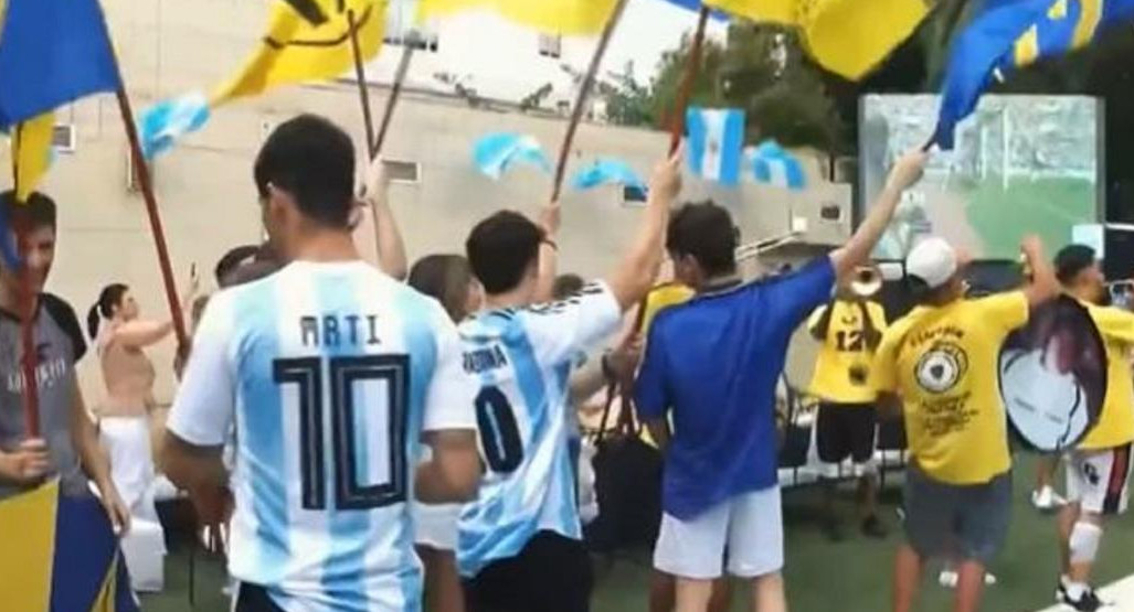 Los fanáticos apoyaron a la Selección en la casa de Diego Maradona. Foto: captura de video.