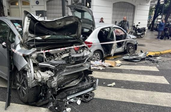 Choque en Caballito: Debieron rescatar a la conductora con una motosierra. Foto: NA.