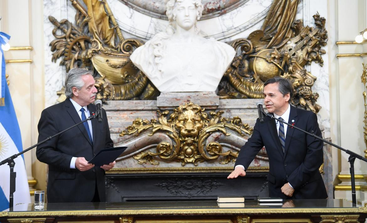 El presidente Alberto Fernández encabezó la ceremonia de juramento del nuevo ministro de Transporte, Diego Giuliano. NA