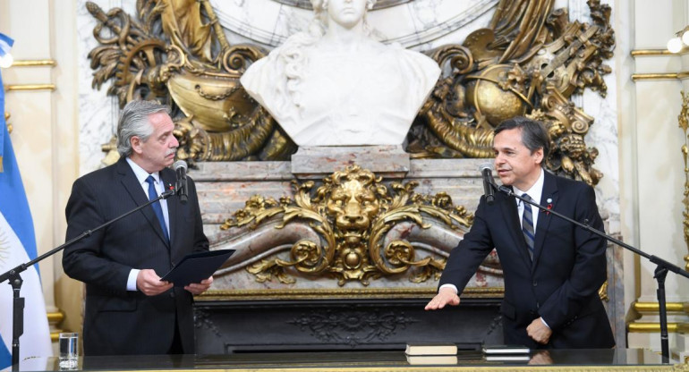 El presidente Alberto Fernández encabezó la ceremonia de juramento del nuevo ministro de Transporte, Diego Giuliano. NA