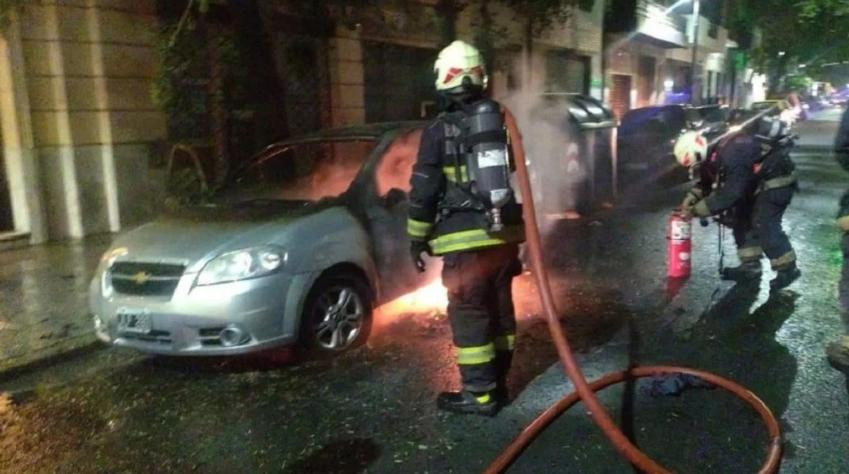 Auto calcinado en Balvanera. Foto: NA.