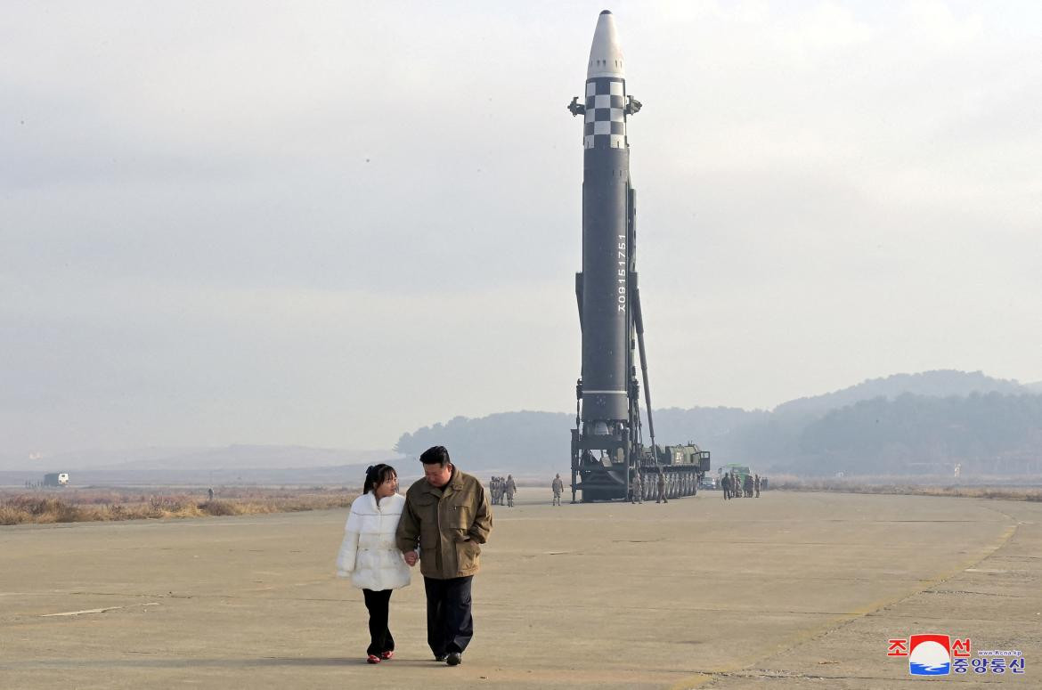 Kim Jong Un y su hija observan un misil. Foto: Reuters