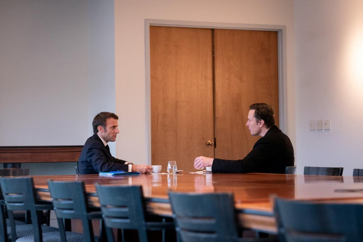 Emmanuel Macron se reúne con Elon Musk. Foto: Reuters