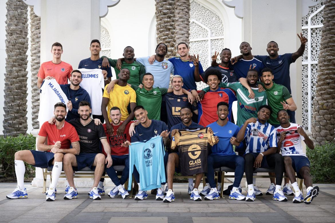 La selección de Francia con la camiseta de sus inicios futbolísticos. Foto: Twitter @equipedefrance.