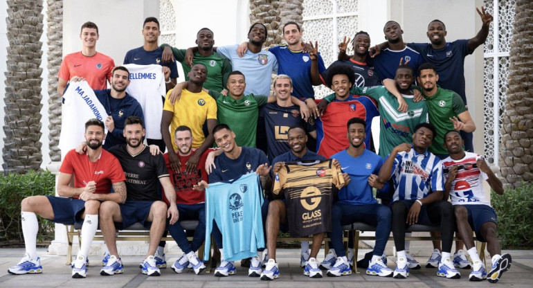 La selección de Francia con la camiseta de sus inicios futbolísticos. Foto: Twitter @equipedefrance.