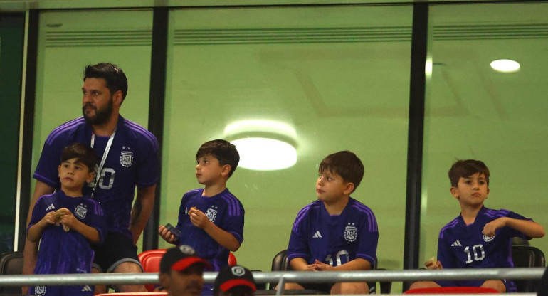 Hijos de Messi en el estadio. Foto: Reuters