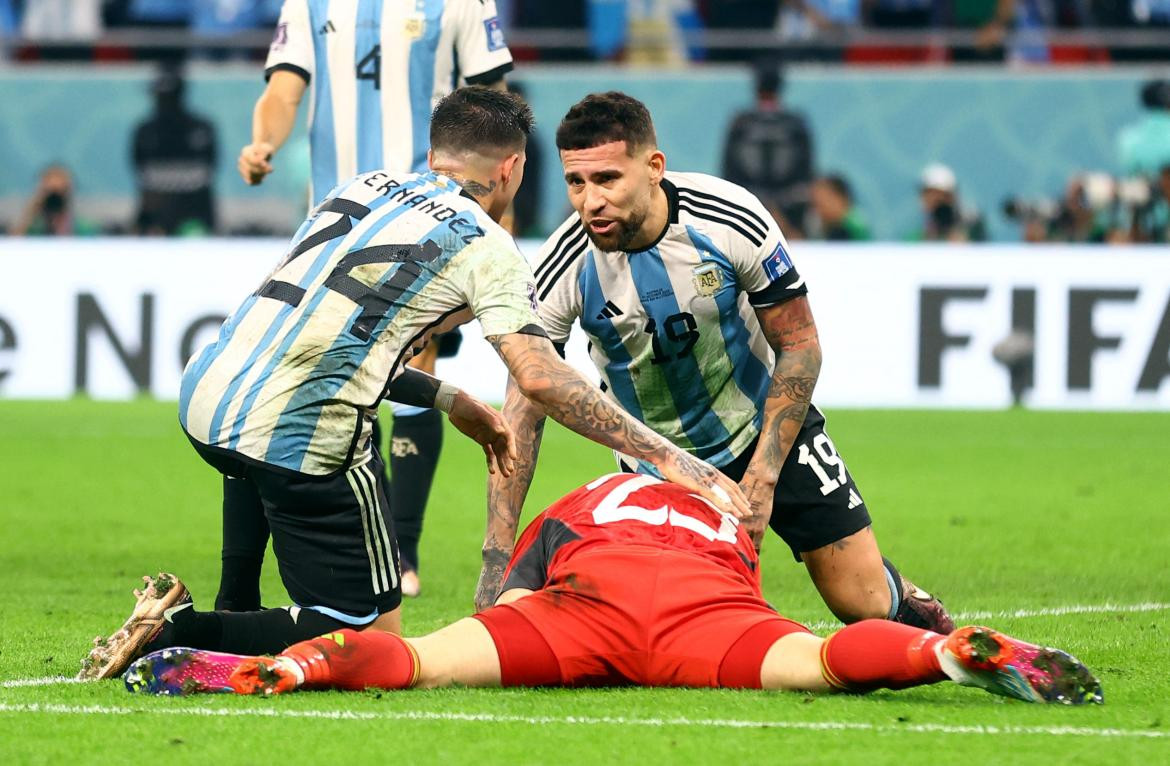 La atajada de Dibu Martínez; Argentina-Australia; Qatar 2022. Foto: Reuters.