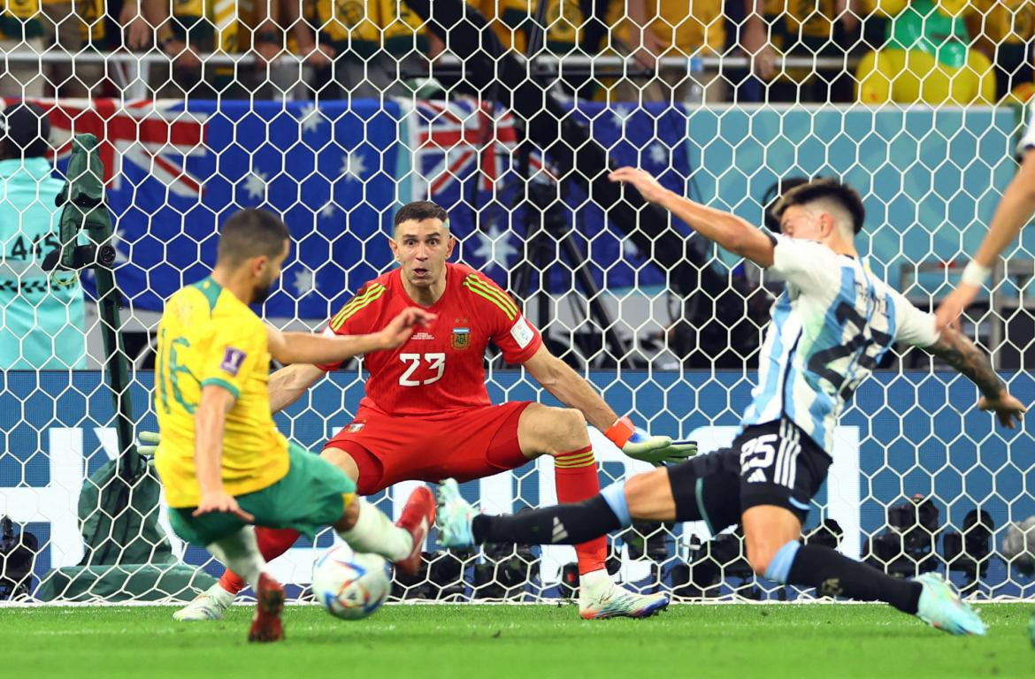 El cierre vital de Lisandro Martínez; Argentina-Australia. Foto: Reuters.