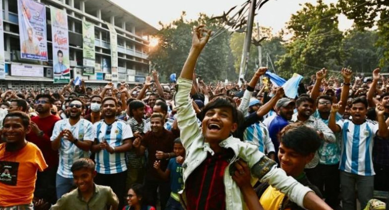 Bangladesh festejando el triunfo argentino. Foto: NA