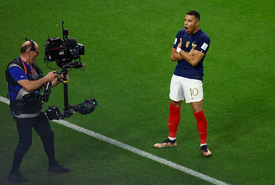 El festejo habitual de Mbappé; Francia-Polonia; Qatar 2022. Foto: Reuters.