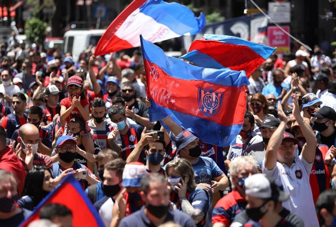 Banderazo azulgrana de hinchas de San Lorenzo. Foto: NA. 