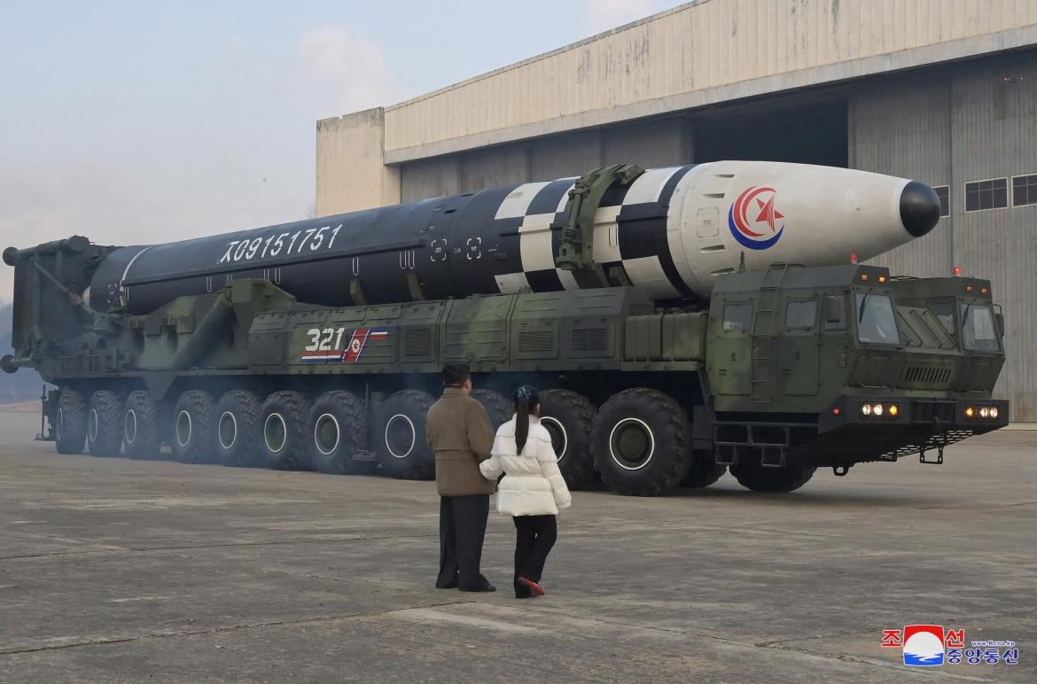 Kim Jong Un inspecciona un misil intercontinental junto a su hija. Foto: Reuters.