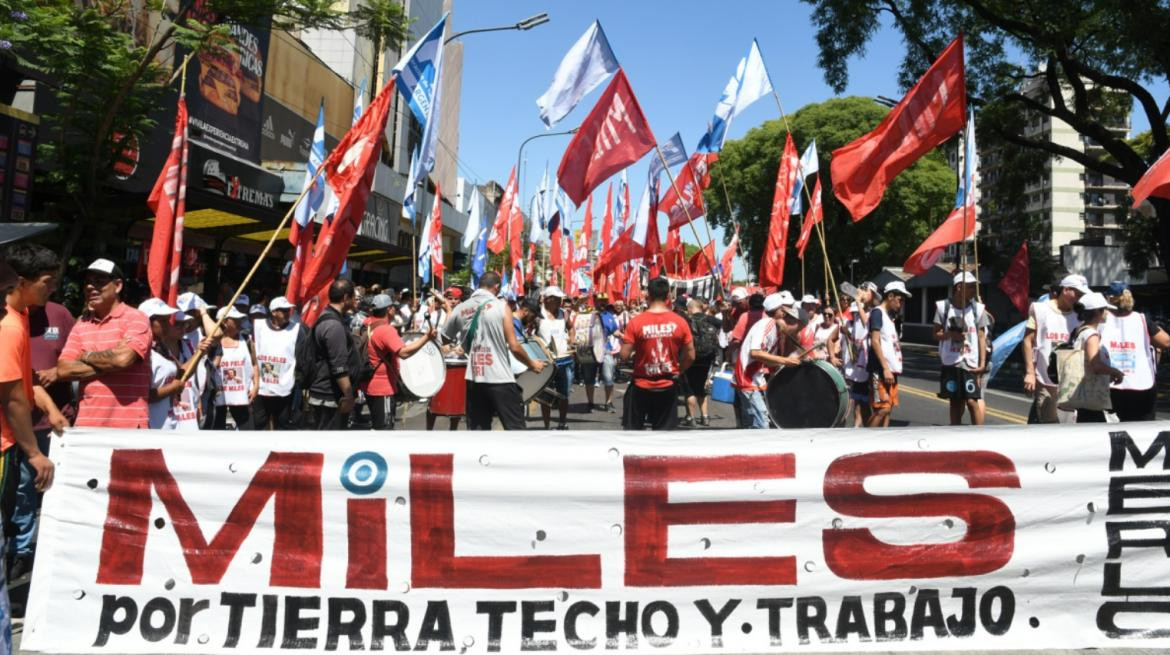 Organizaciones sociales marchan hacia Comodoro Py. Foto: Télam.