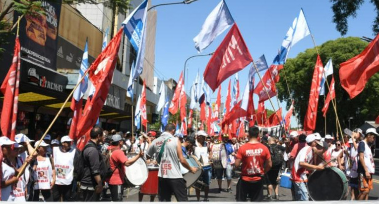 Organizaciones sociales marchan hacia Comodoro Py. Foto: Télam.