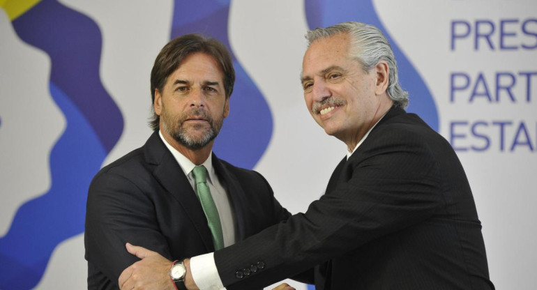 Alberto Fernández con Lacalle Pou en la cumbre del Mercosur_EFE