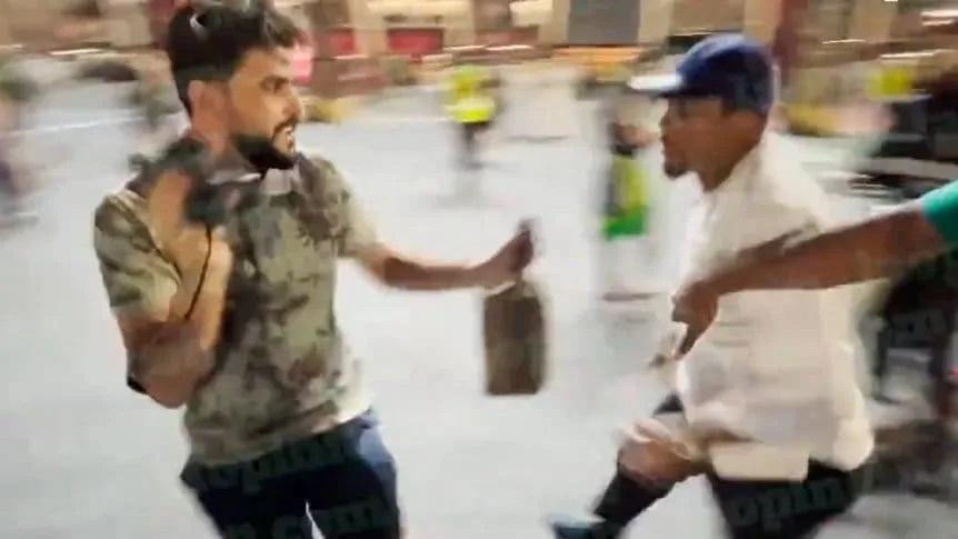 Agresión de Samuel Etoo a un influencer argelino en el Mundial de Qatar. Foto: Captura de video.