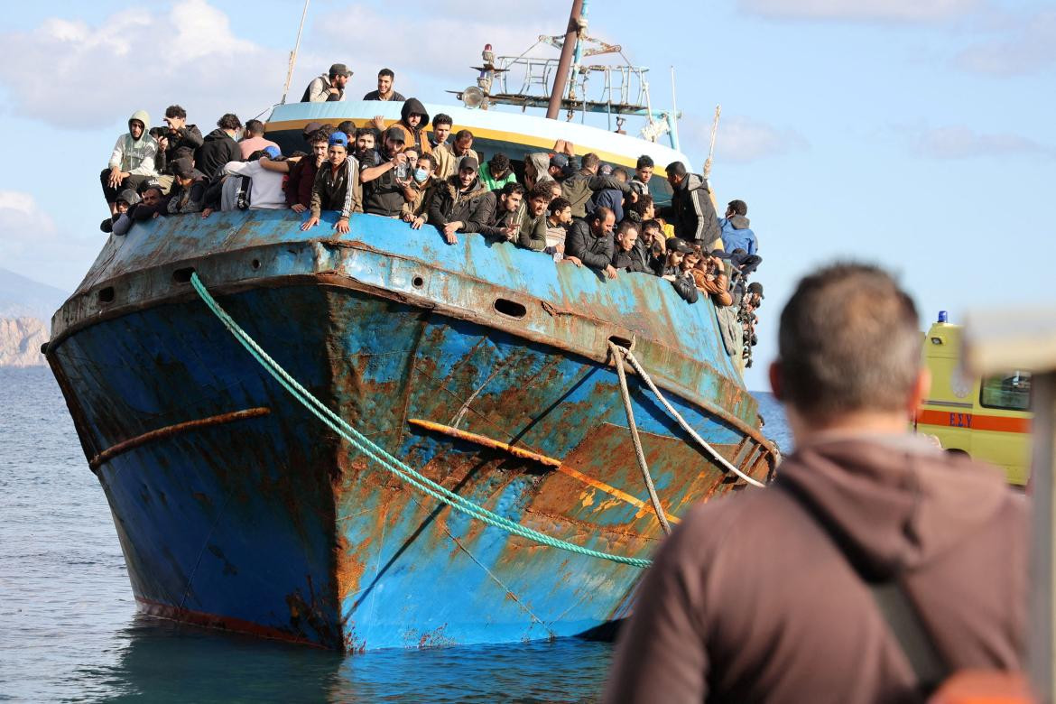 Migrantes rescatados en un barco pesquero_Reuters