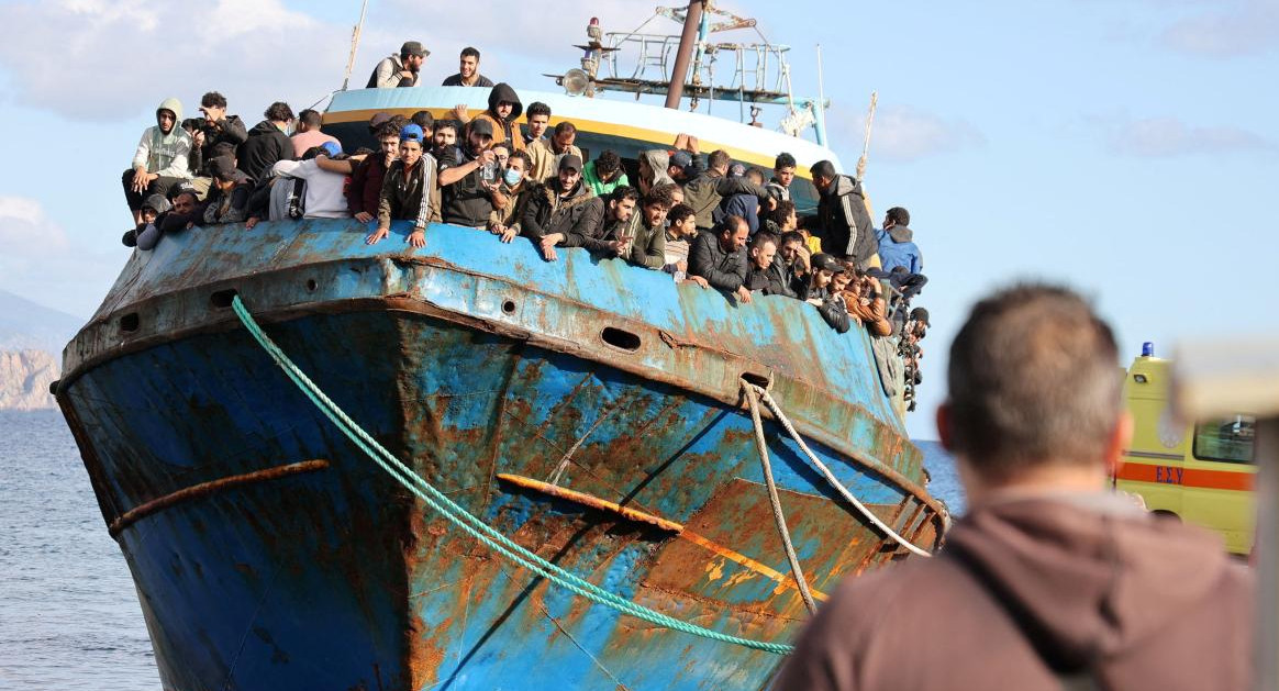 Migrantes rescatados en un barco pesquero_Reuters