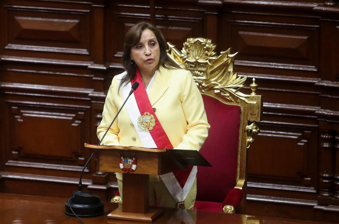 Dina Boluarte juró como presidenta de Perú. Foto: REUTERS.