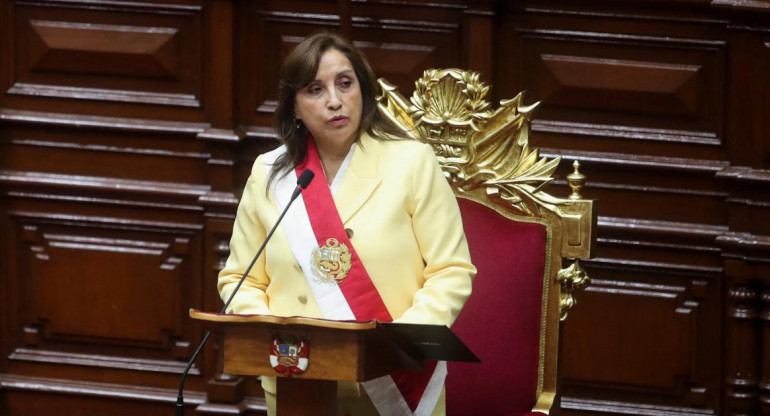 Dina Boluarte juró como presidenta de Perú. Foto: REUTERS.