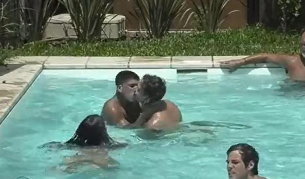 El beso entre Thiago y Nacho. Foto: captura.